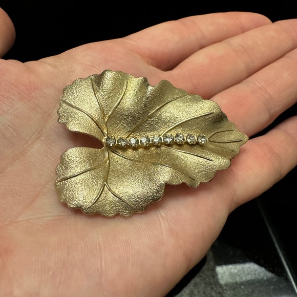Vintage Goldtone Rhinestone Leaf Brooch Textured 1960s Pin Estate EUC - Picture 2 of 5